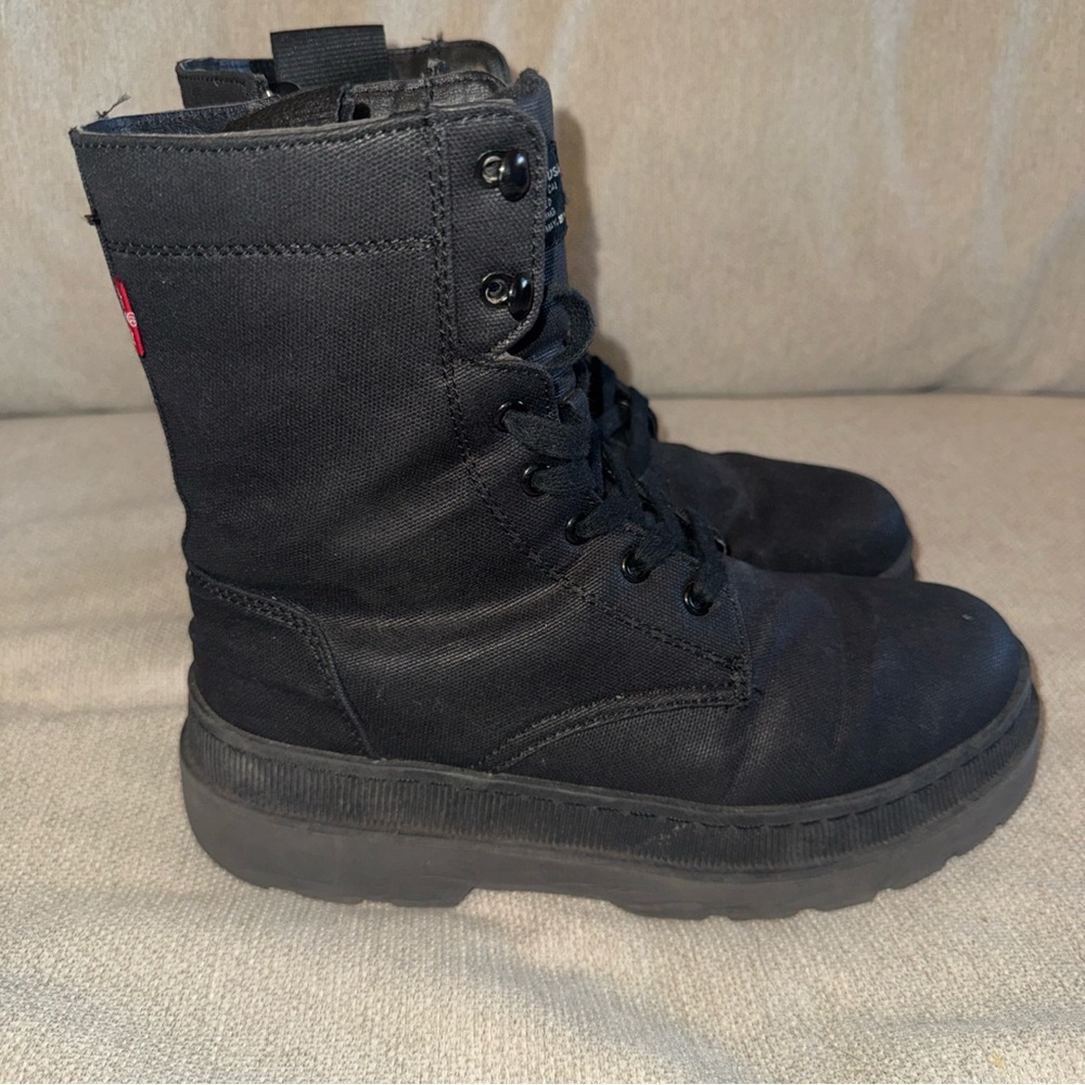 Levi's Bailey 2 Women’s Combat Boots Black Size 9 Goth Grunge Classic Edgy Style